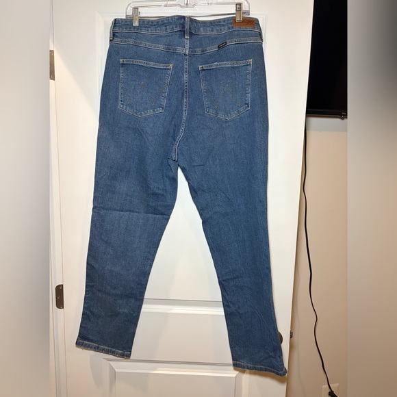 Wrangler | Women’s High-Rise Vintage Taper Jeans - Picture 5 of 6